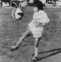 De nio jugando en su barrio